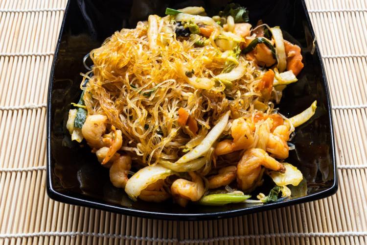 Mien xao, fideos de celofán, salteados con gambas.