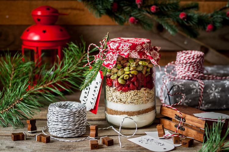 Tarro lleno de los ingredientes pra hacer galletas navideñas.
