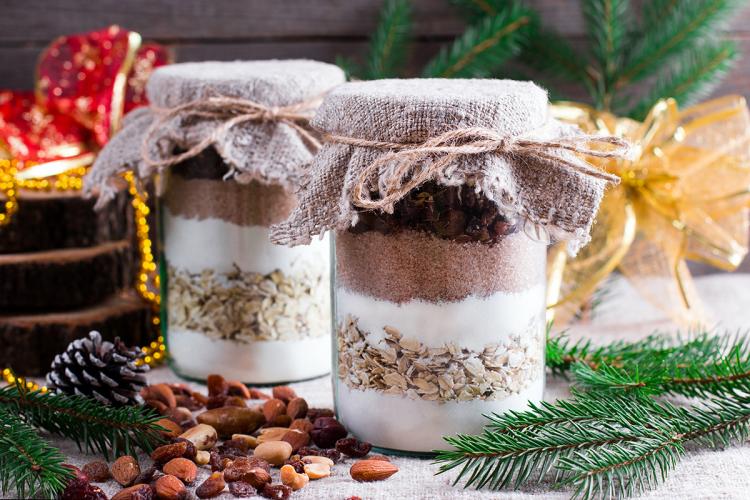 Tarros con los ingredientes para hacer galletas con pepitas de chocolate.