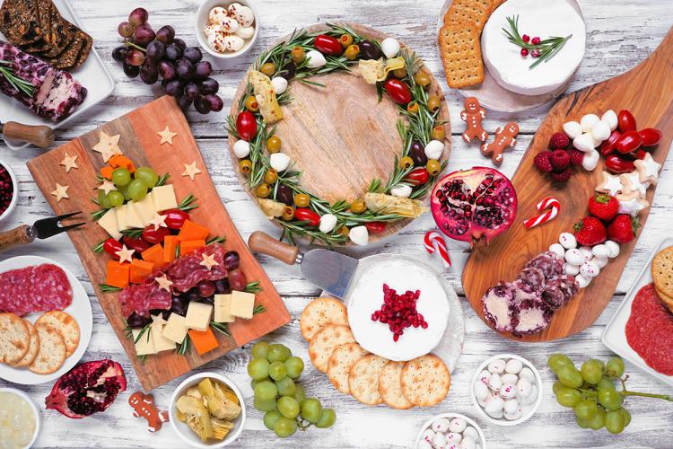 Mesa llena de comida para picar para celebrar la Navidad.