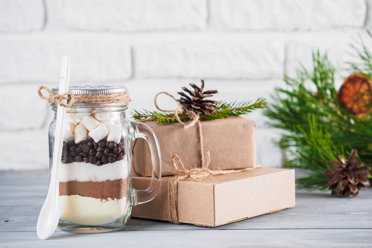 Tarro con los ingredientes para hacer chocolate caliente con malvaviscos, al estilo anglosajón.