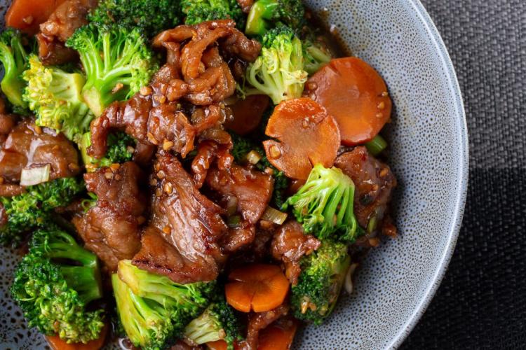 Un cuenco con carne y brócoli salteados.