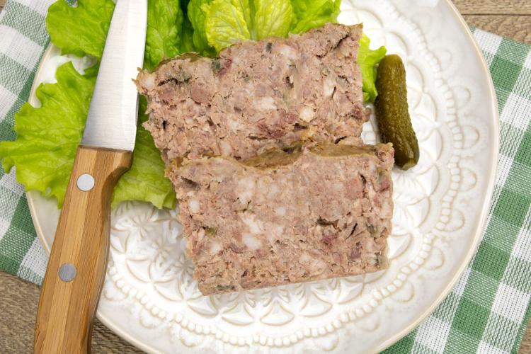 Dos rodajas de paté de cerdo sobre lechuga.