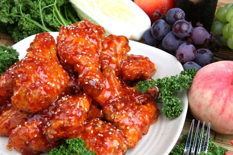 Pollo frito cubierto de salsa picante yangyeom.