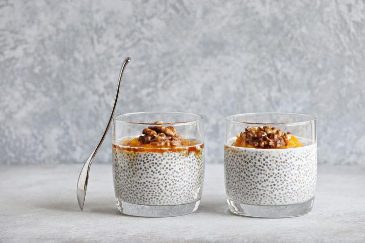 Dos postres individuales de chía con calabaza y nueces.