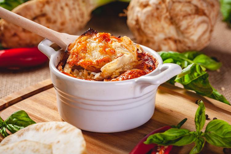Una cazuela de loza con raíz de apio gratinada.