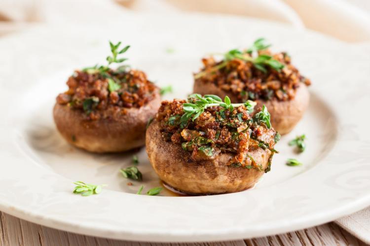 Un plato con champiñones rellenos