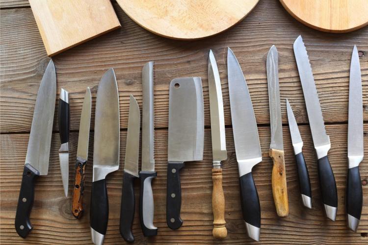 Una selección de cuchillos de cocina de varios tipos.