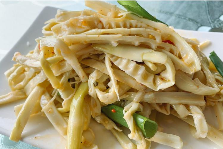 Brotes de bambú en ensalada.