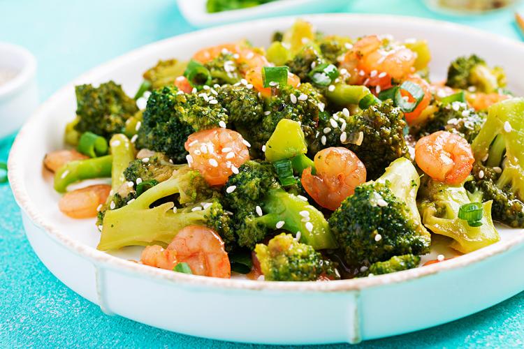 Gambas salteadas con brócoli al estilo vietnamita.