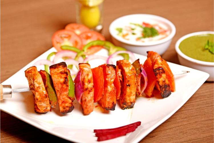 Kebab de panir servido con salsas aparte.