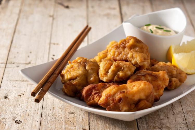 Chicken karaage japonés acompañado de limón y mayonesa.