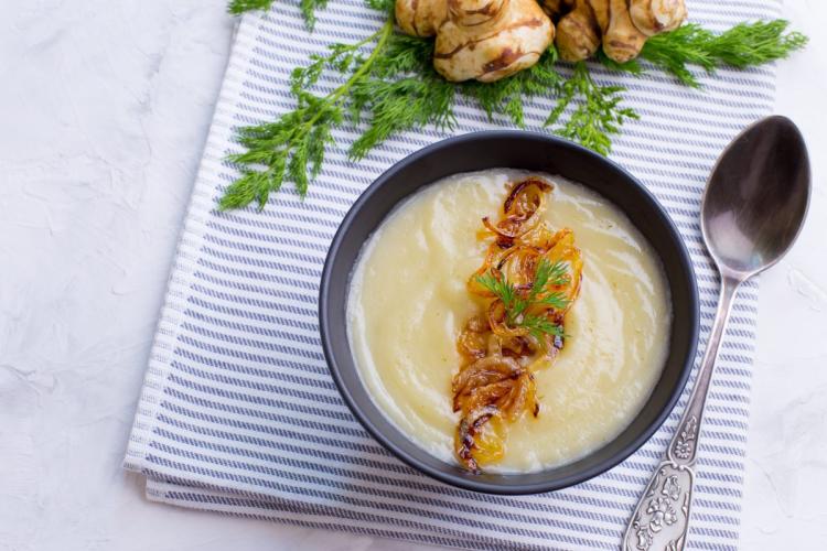 Crema de tupinambos decorada con cebolla caramelizada.