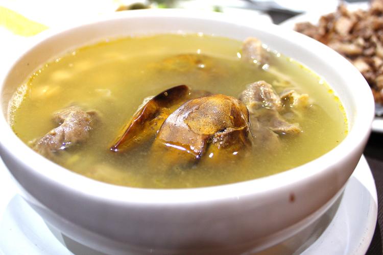 Un cuenco con caldo de menudillos.