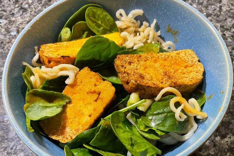 Ensalada de fideos chinos, verduras y tofu frito en un cuenco.