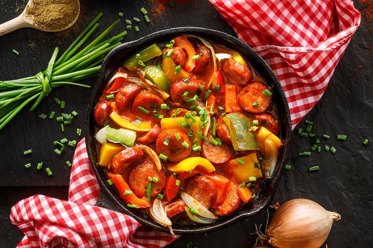 Lecho, un guisado húngaro de salchichas y pimientos con tomate.