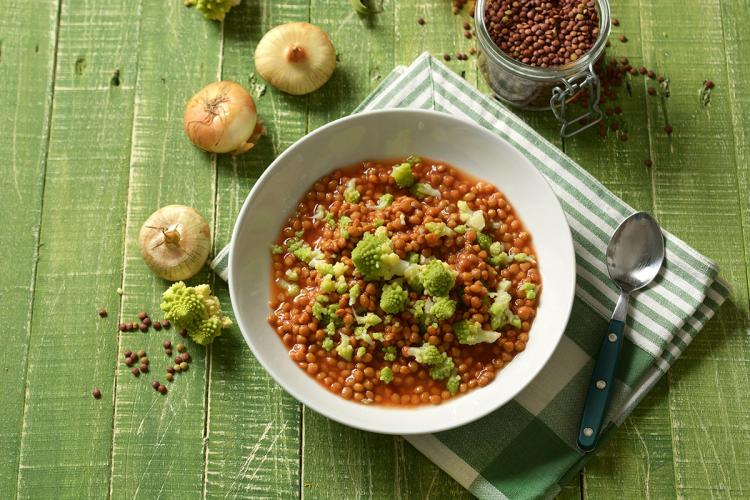 Un plato de lentejas con brócoli.