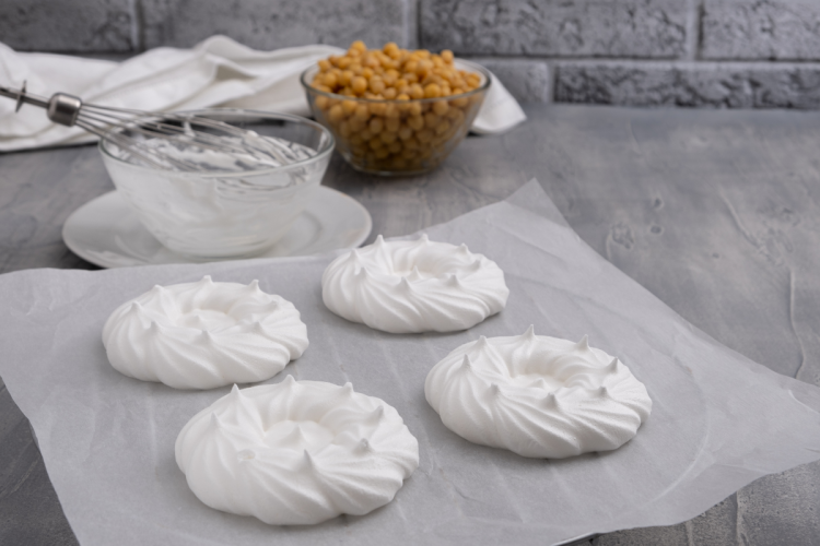 Merengues veganos hechos con aquafaba.
