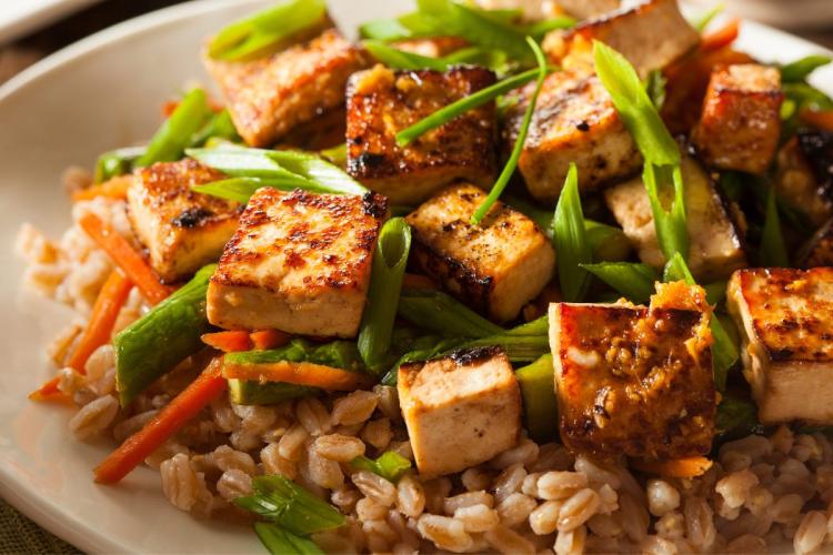 Tofu salteado sobre arroz integral.