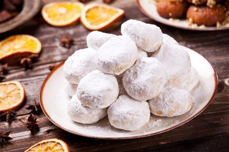 Un plato con las galletas griegas conocidas como kourabiedes.
