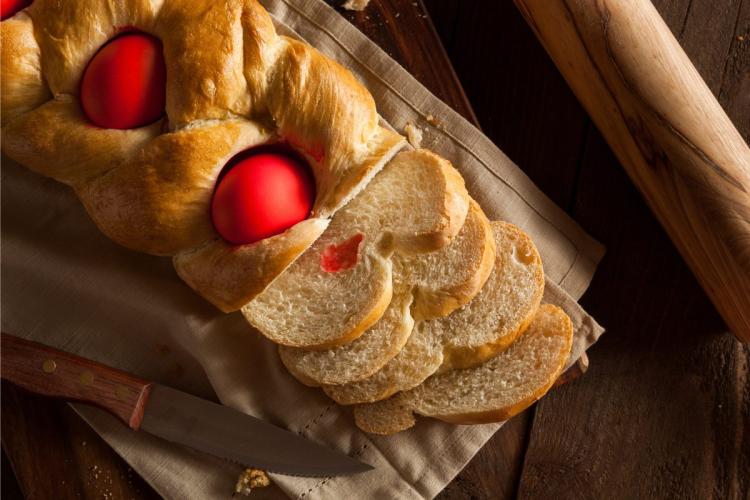 Pan de pascua griego con huevos teñidos de rojo.