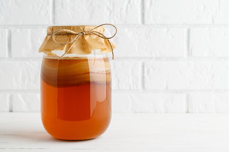 Un tarro de kombucha casero con su capa de SCOBY.