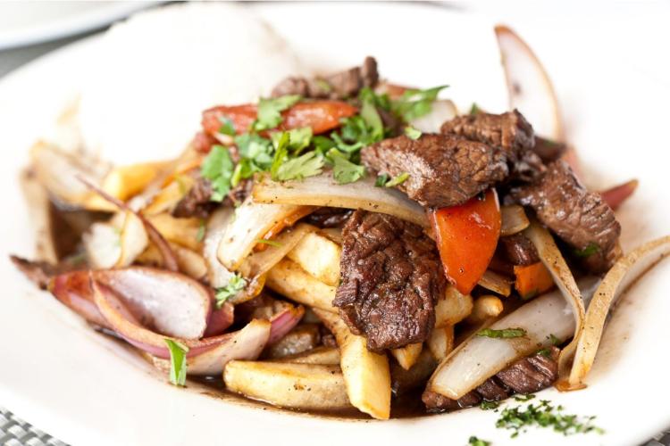 Plato de lomo saltado peruano.