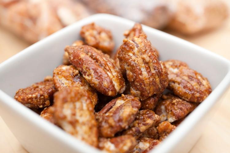 Nueces pacanas gourmet cubiertas de azúcar tostado.