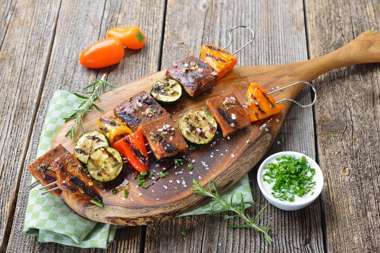 Brochetas a la plancha con verduras mixtas y seitán servidas con salsa de soja a las finas hierbas.