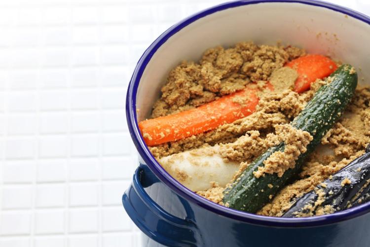 Encurtido de verduras y hortalizas en una base nuka.