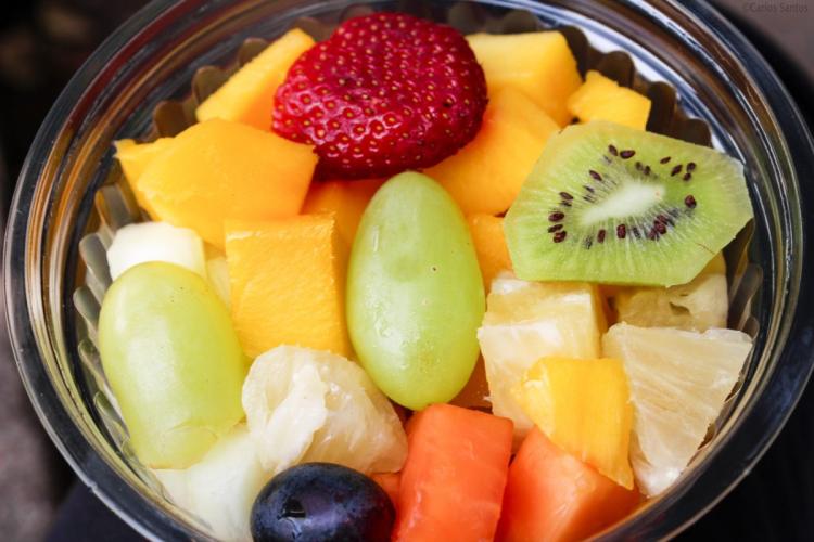 Recipiente individual con ensalada de fruta.