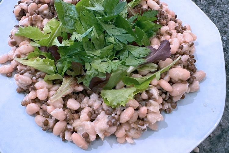 Un plato con ensalada de legumbres.