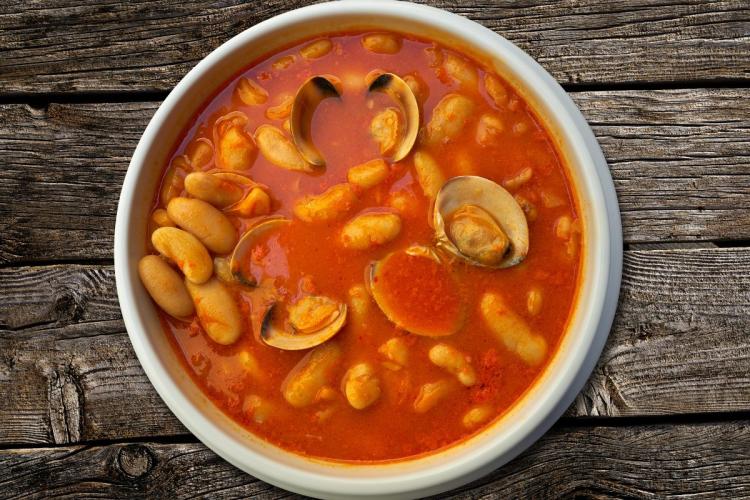 Un plato de fabes con almejas.