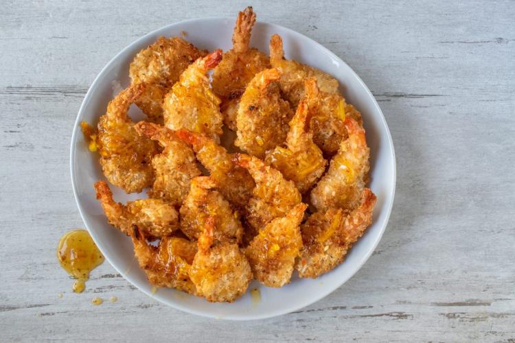 Gambas rebozadas con coco.