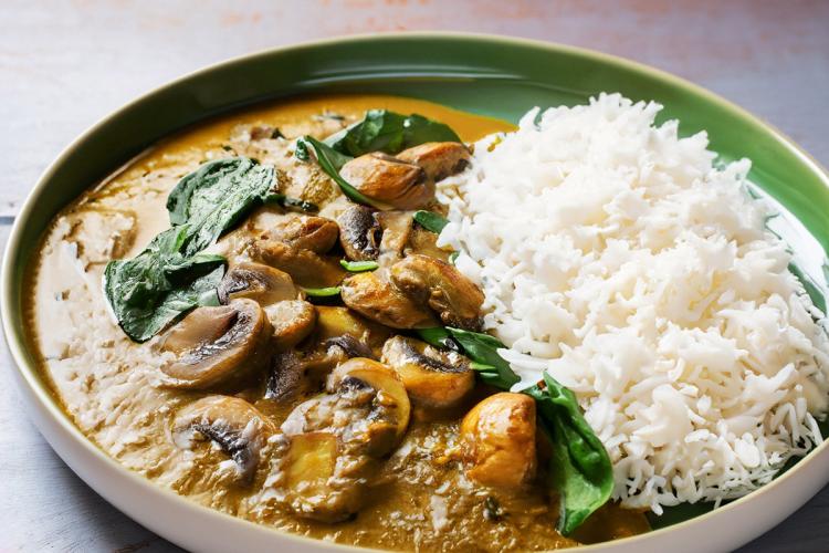 Champiñones al curry con arroz basmati, generado IA.
