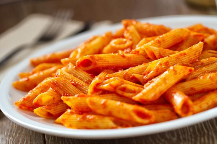 Un plato de pasta con salsa de tomate.