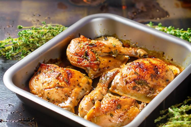 Muslos de pollo asados con hierbas.