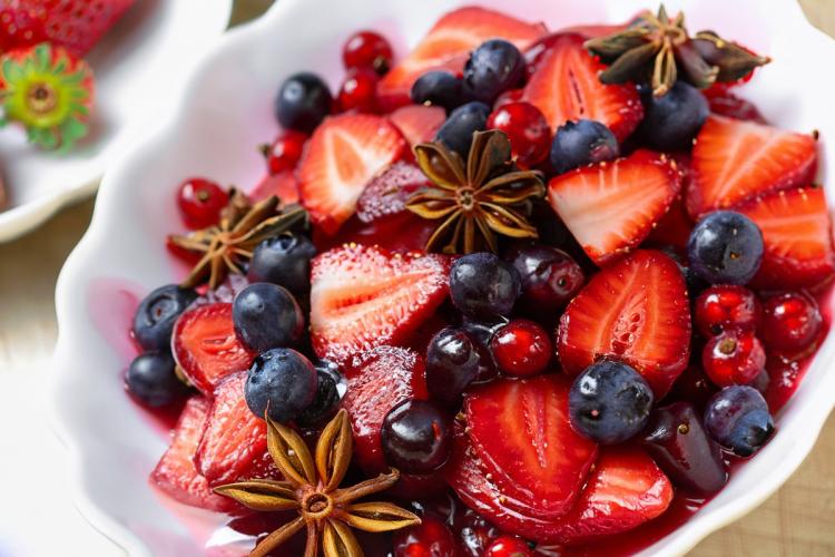 Ensalada de frutos del bosque con almíbar anisado.