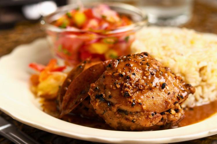 Un plato con pollo en adobo filipino.