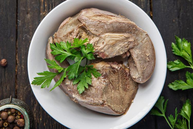 Una porción de lengua de cerdo cocida.
