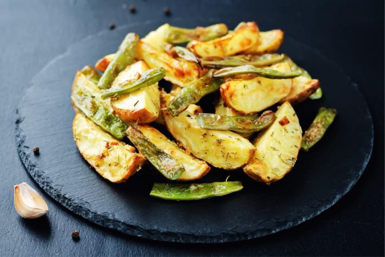 Patatas y judías verdes asadas en el horno.