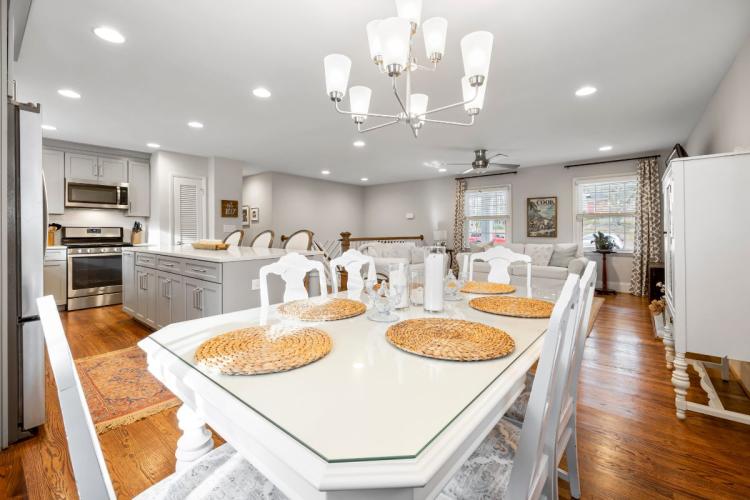Cocina abierta con diseño clásico y suelo de madera.