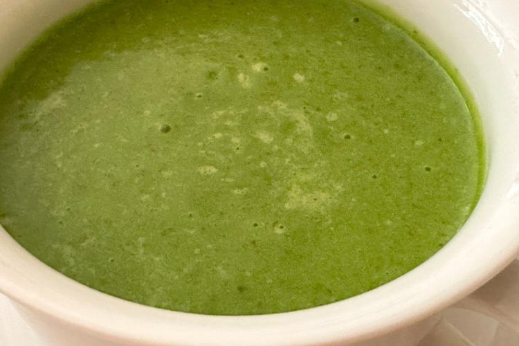 Un cuenco con gazpacho verde de espinacas.