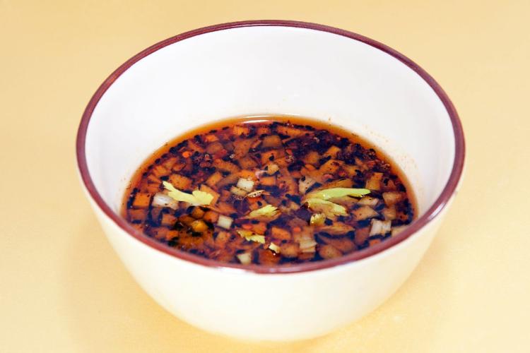 Salsa sichuan fría en un cuenco.