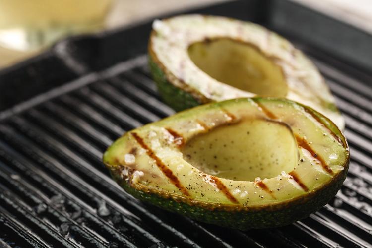 Un aguacate cortado por la mitad asado a la parrilla.