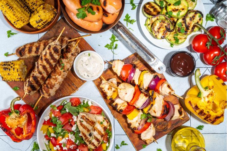 Barbacoa de verano con brochetas y verduras asadas.