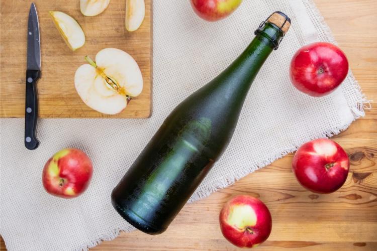 Botella de sidra cerrada con su tapón y refrigerada.