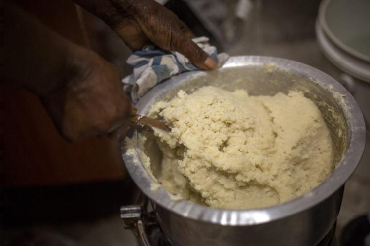 Una mujer cocinando ugali.