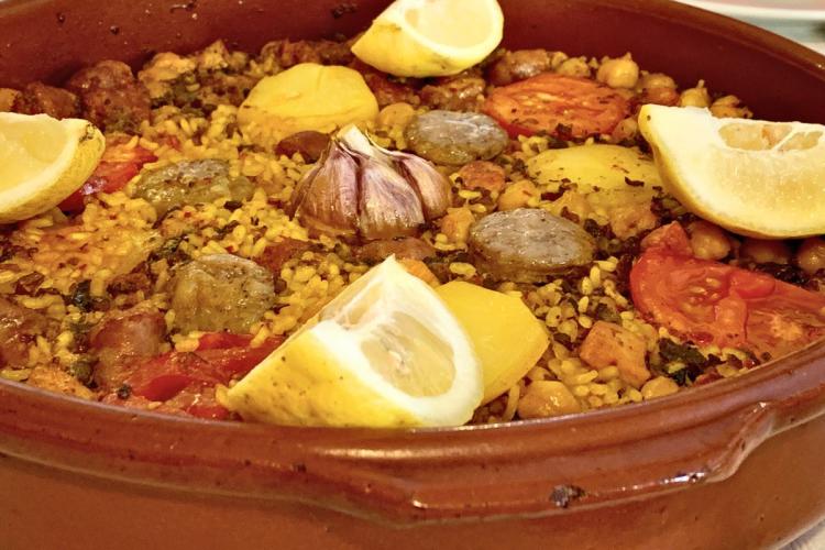 Arroz al horno con carne, salchicha y garbanzos.