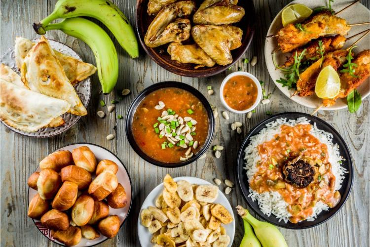 Una selección de platos de la cocina del Africa occidental.
